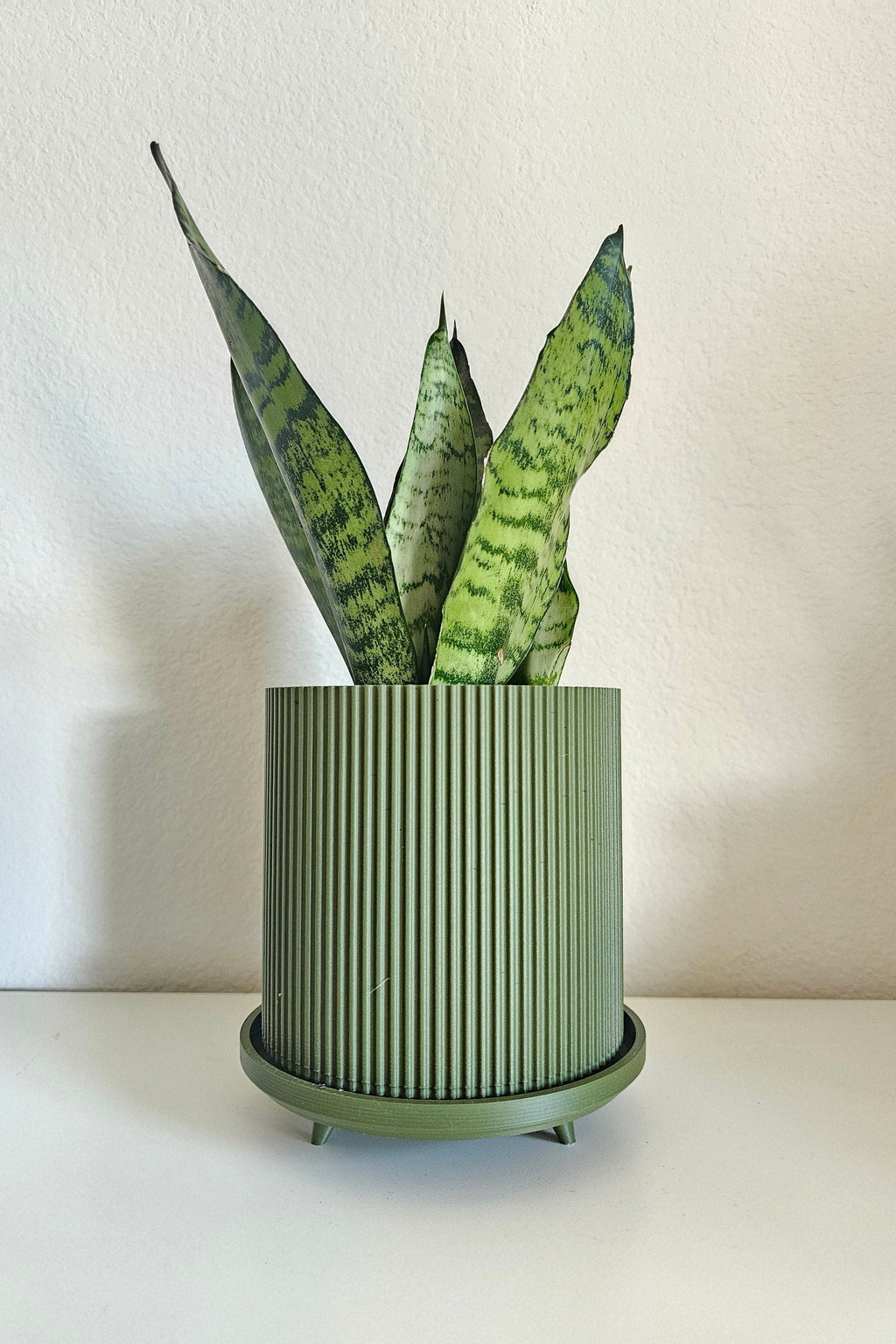 Planter pot with Legs, indoor plant stand With Drainage and sauser, 3D Printed Planter The Lloyd, Garden Decor