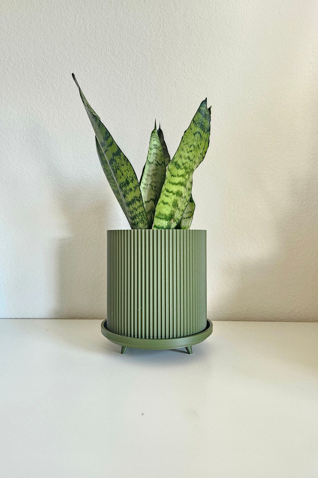 Planter pot with Legs, indoor plant stand With Drainage and sauser, 3D Printed Planter The Lloyd, Garden Decor